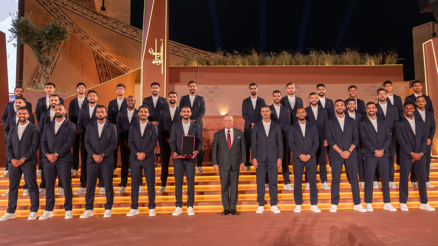 جلالة الملك ينعم على نشامى المنتخب الوطني بوسام الاستقلال من الدرجة الأولى